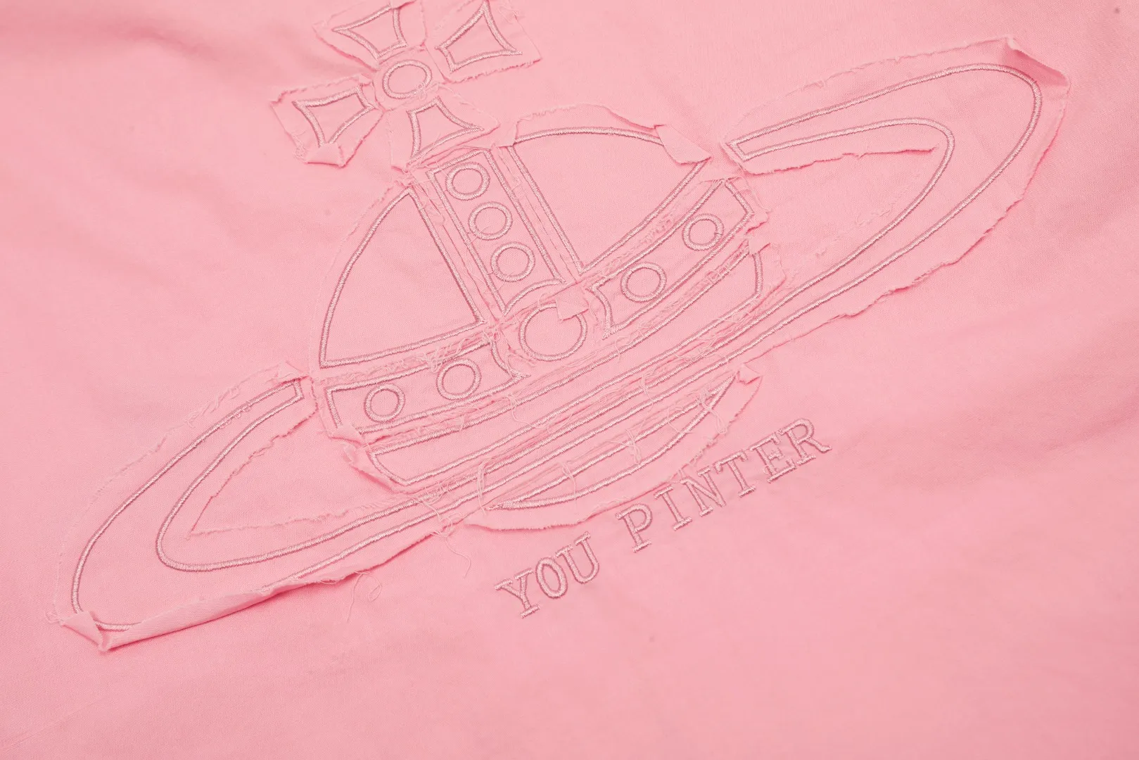 vivienne west wood The Queen Mother of the West Vivienne Heavy-duty patchwork old-style washed embroidered shirt Four seasons style Heavy-duty embroidery patch washing design on the back Very beautiful and unique Sleeve folding design with high workmanship Expanded arc design at the hem Loose and casual, slimming 5 color combinations are very versatile Correct accessories in the whole series Every detail is completely restored Straight to the full color Color: Eucalyptus green Sky blue Taro purple Pink White Size: S M L